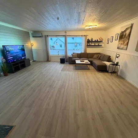 Modern Single-family Near Downtown And An Industrial Park Feriehus